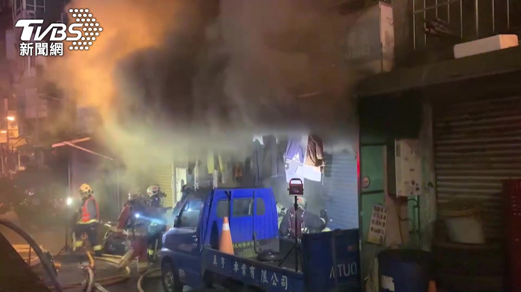 機車行悶燒!黑煙吞噬公寓4人送醫 店家疑老鼠咬電線