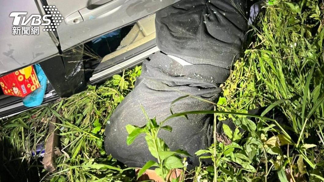 這樣也能睡!男喝爛醉翻車 上半身掛車外竟「睡到打呼」