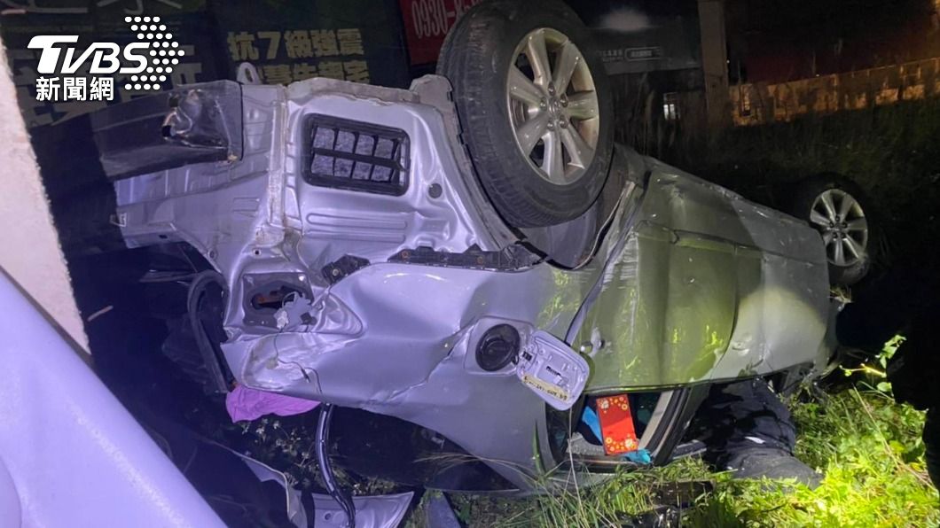 雷男酒駕翻車，上半身掛車外呼呼大睡。（圖／警方提供）