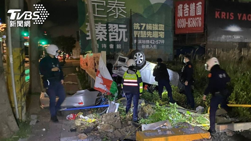 雷男酒駕翻車，警消到場處理。（圖／警方提供）