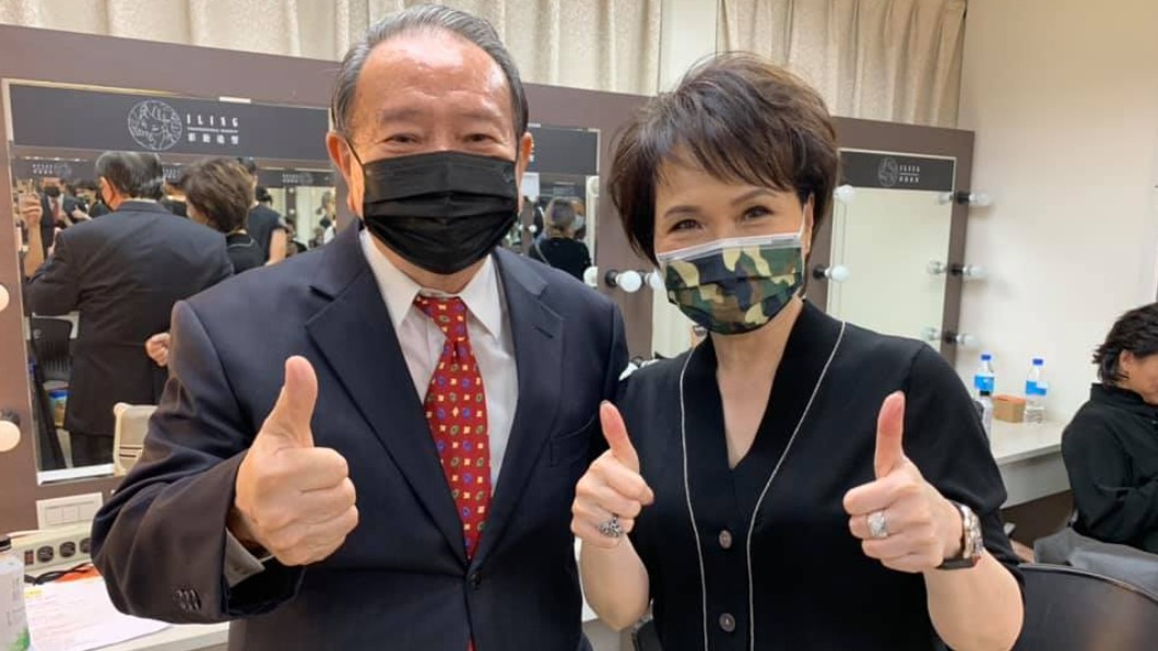 去年沈春華頒獎給氣象主播任立渝,寫下金鐘獎最高收視。(圖/翻攝自沈春華臉書)
