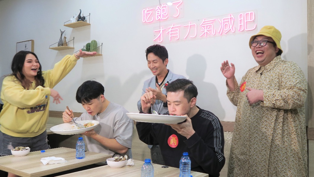 主持人蔡昌憲帶領大胃王丁丁及豪豪比賽3.6公斤海鮮炒飯,小甜甜張可昀及泰國娘娘各自為隊友加油。(圖/緯來綜合台提供)
