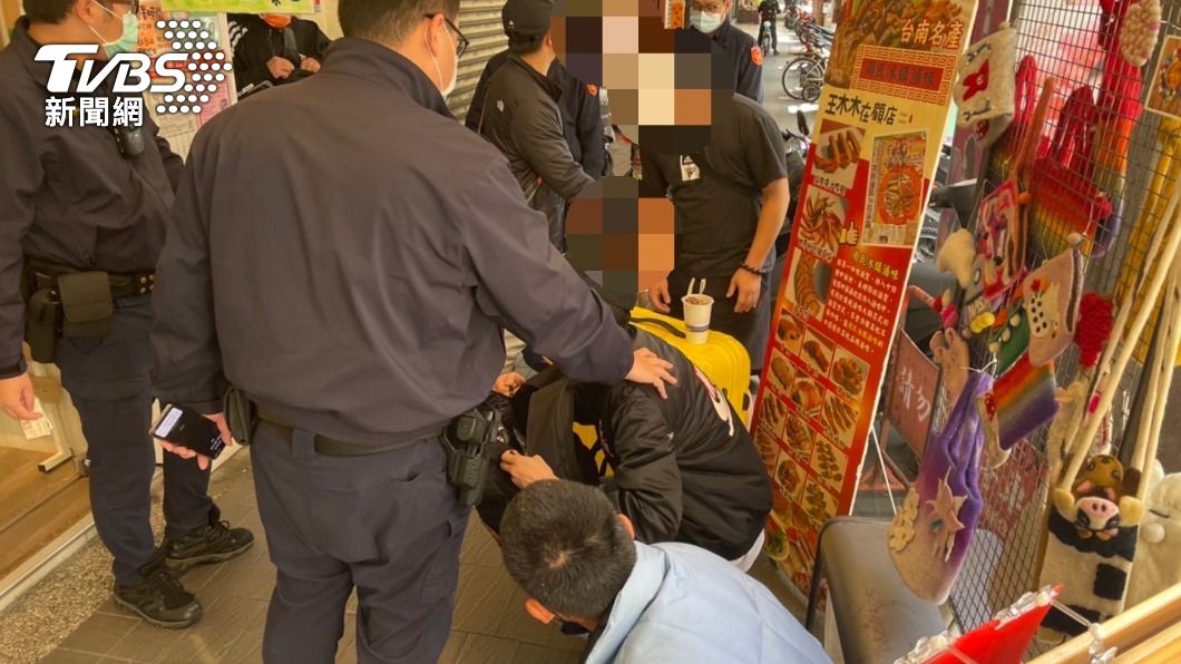 警方逮捕其餘共犯。(圖/TVBS)
