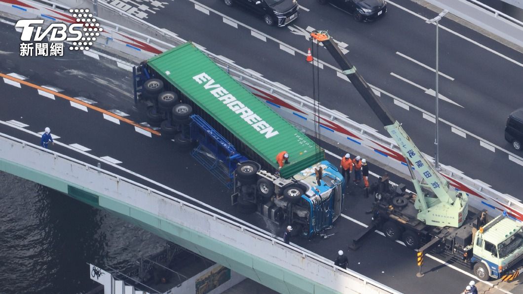 又見「大排長榮」　貨櫃在日阪神高速公路翻覆　　長榮回應了！