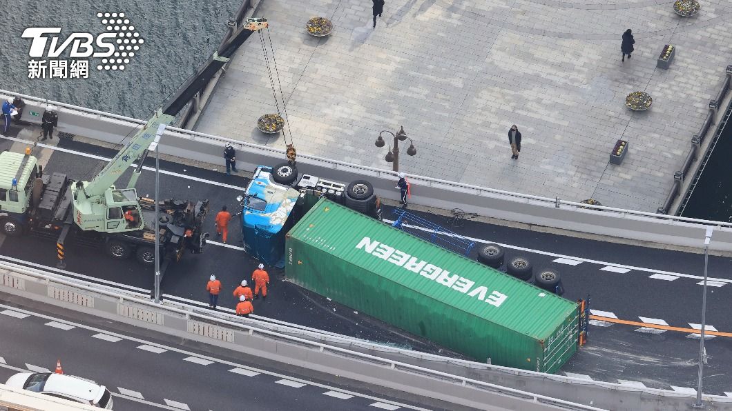 警方目前仍在設法吊起翻倒的大貨車(圖/達志影像美聯社)