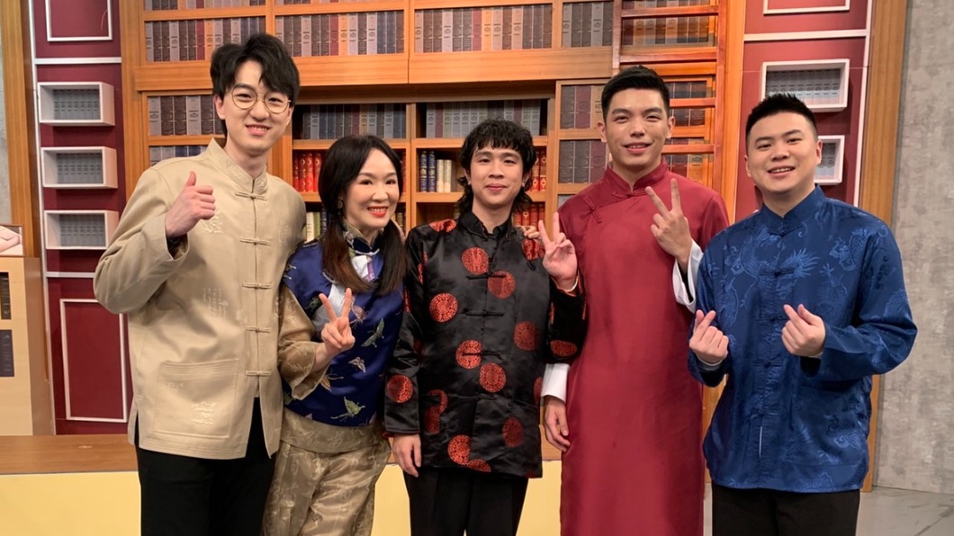 江大成（左一）找來他的台大同學與媽媽徐薇（左二）一起組成「薇寶幫」。（圖／東森提供）