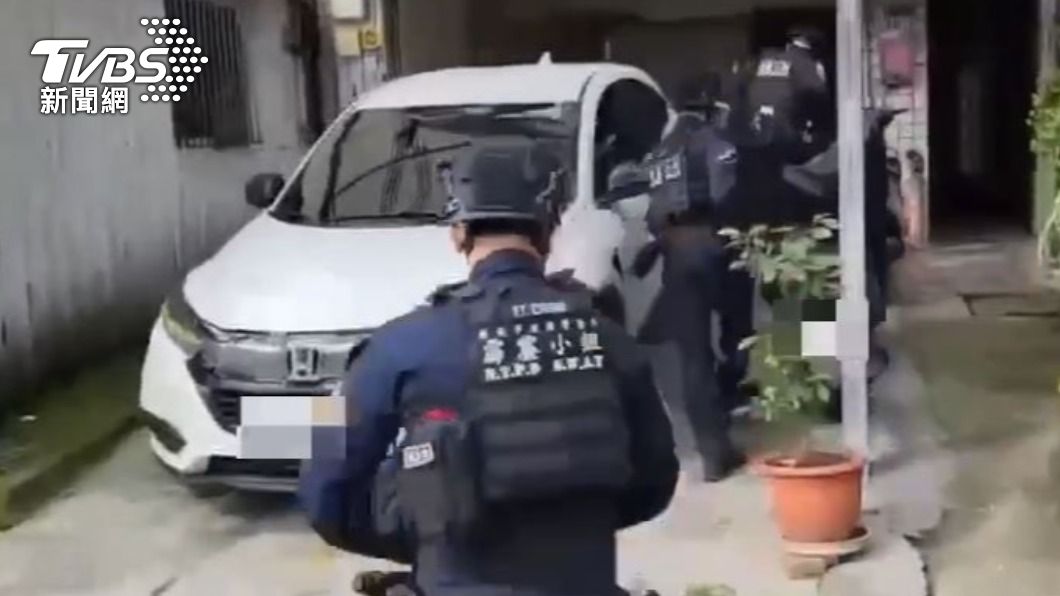 警方到淡水當鋪攻堅。(圖/TVBS)