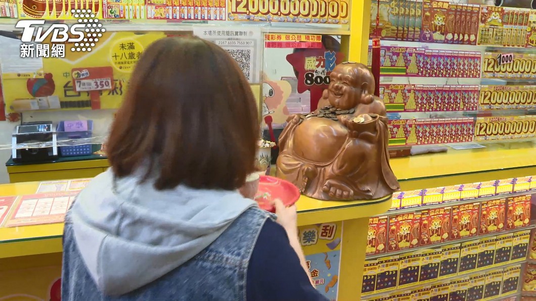 小資女進彩券行先摸彌勒佛肚子,沒想到果真幸運刮中頭獎300萬。(示意圖,非當事店家/TVBS)