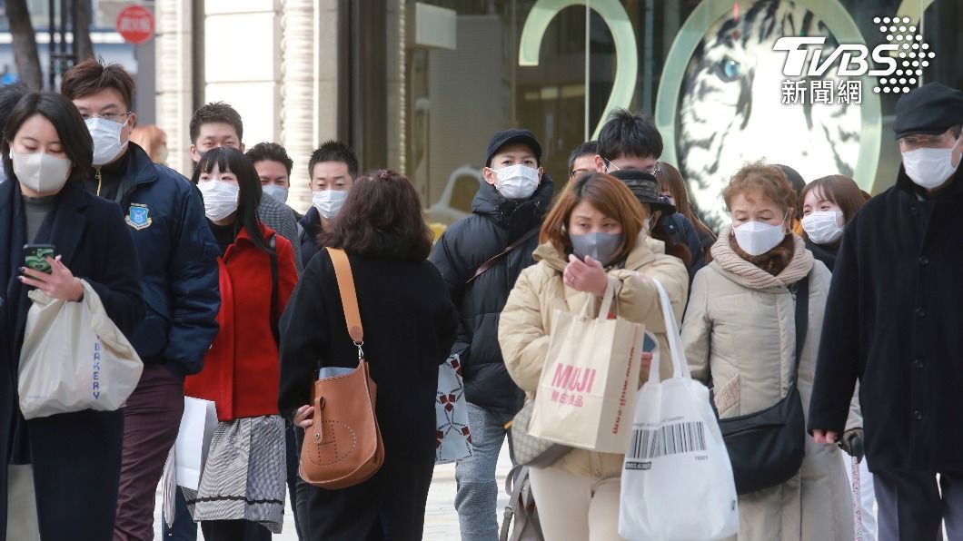 遲不禁餐廳內用　日本每日確診破萬「單月爆增200倍」
