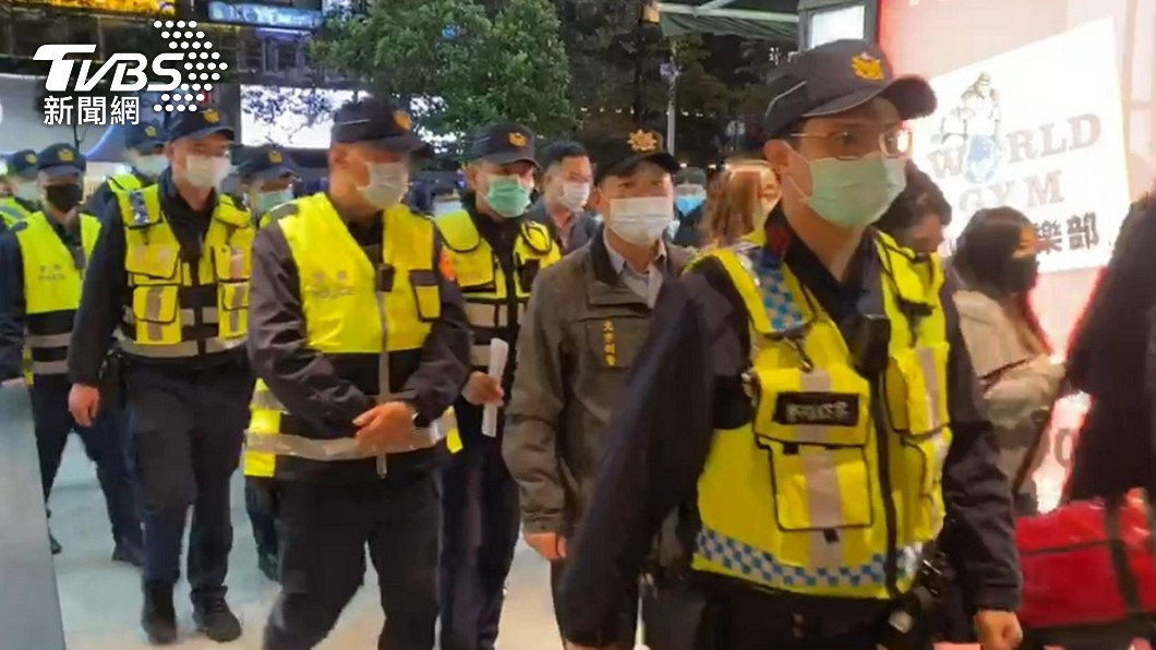 警方前往現場檢查顧客疫苗證明。（圖／TVBS）
