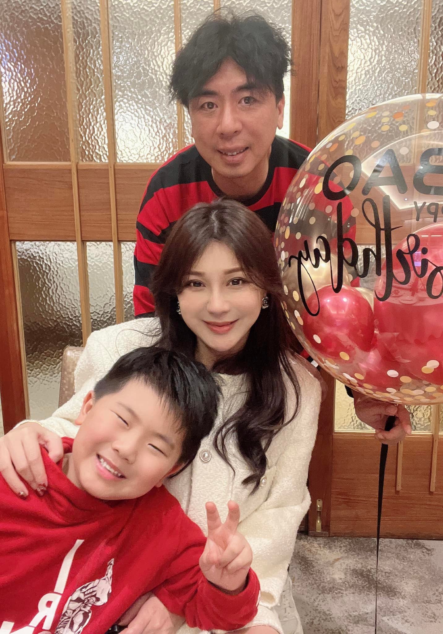 梁赫群老婆Stacey提供了多樣招桃花的小祕訣。(圖/翻攝自梁太的婚顧生活臉書)