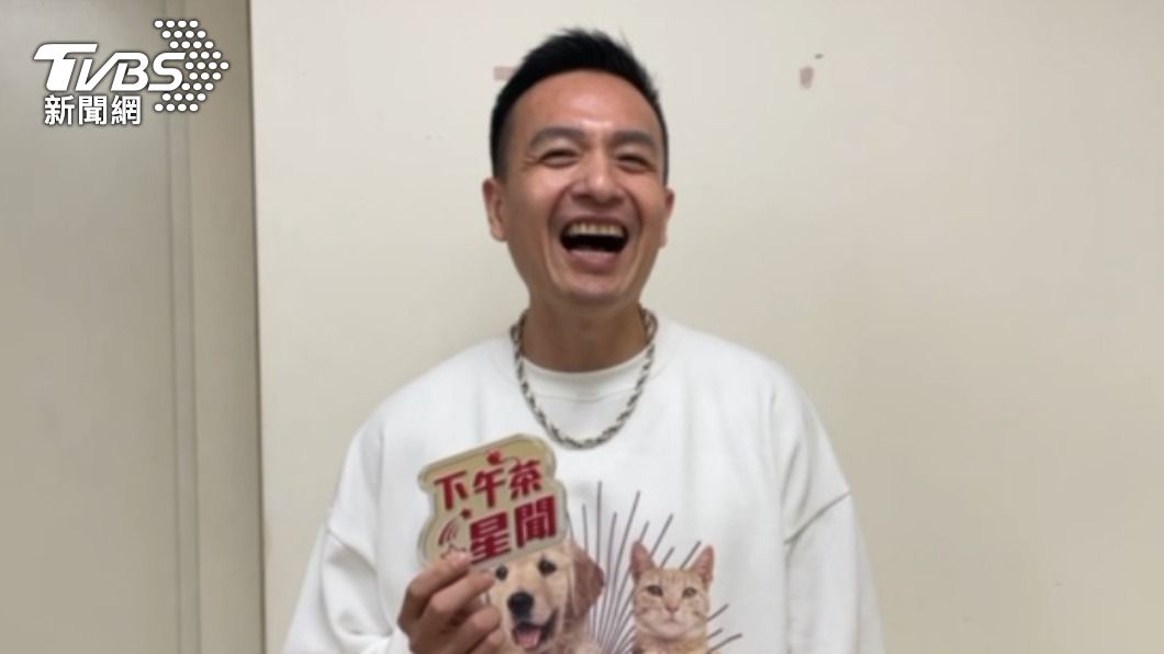 小鐘開玩笑說財運秘方是「認識有錢的朋友」會請吃飯。(圖/TVBS)
