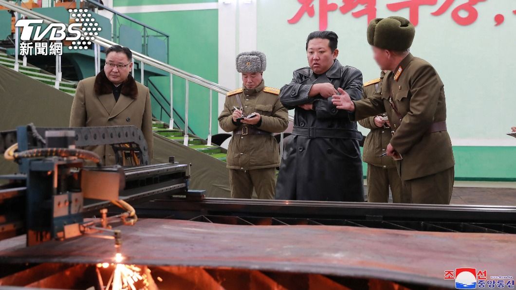 金正恩參觀軍工廠照。(圖/達志影像路透社)