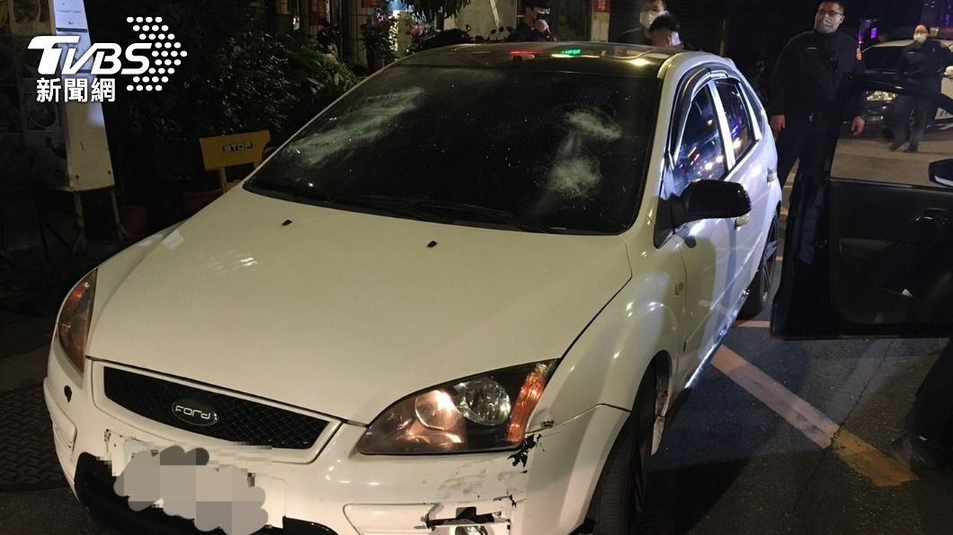 白車車窗碎裂。（圖／TVBS）
