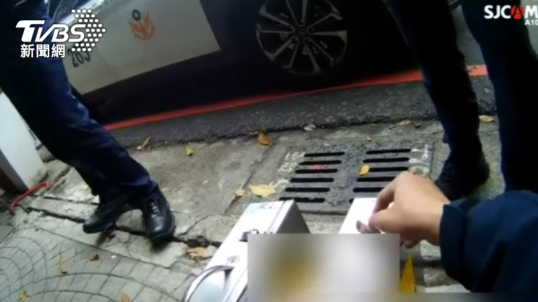 警方小心翼翼打開不知名鐵箱。(圖/警方提供)