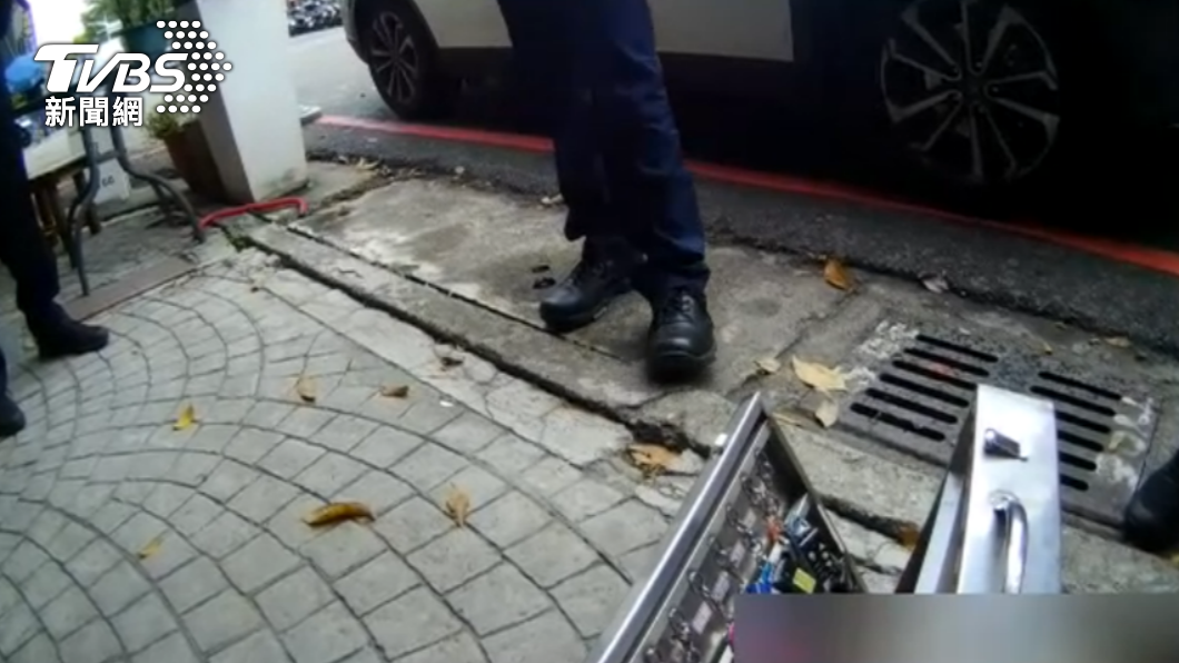 服飾店騎樓門口被人放置兩個鐵箱,原來是保全人員忘記帶走的鑰匙箱。(圖/警方提供)