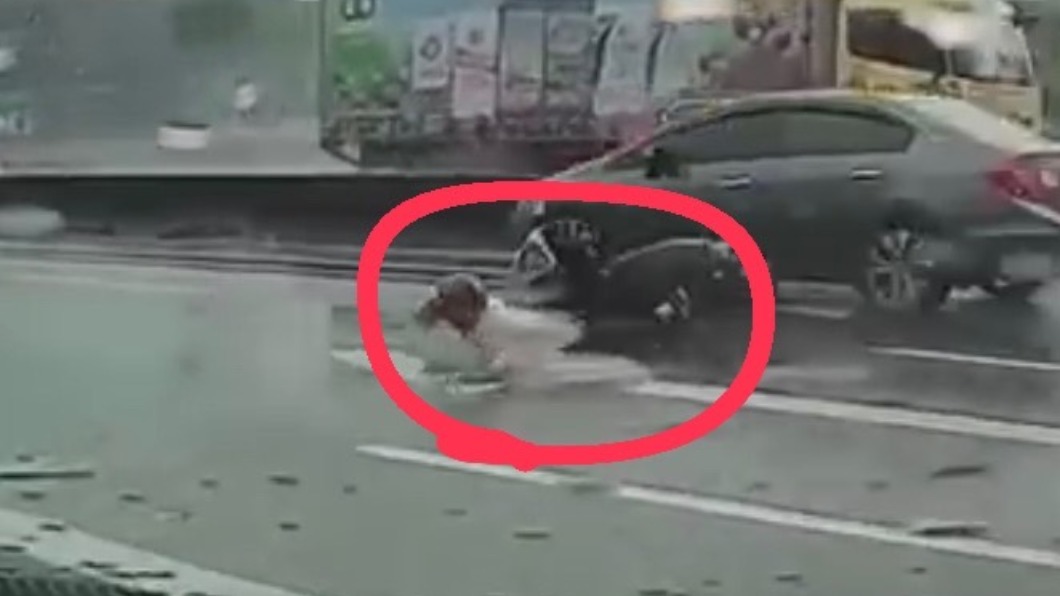 騎士因天雨路滑摔車。(圖/翻攝自八卦村 - 行車紀錄器影片上傳中心臉書)