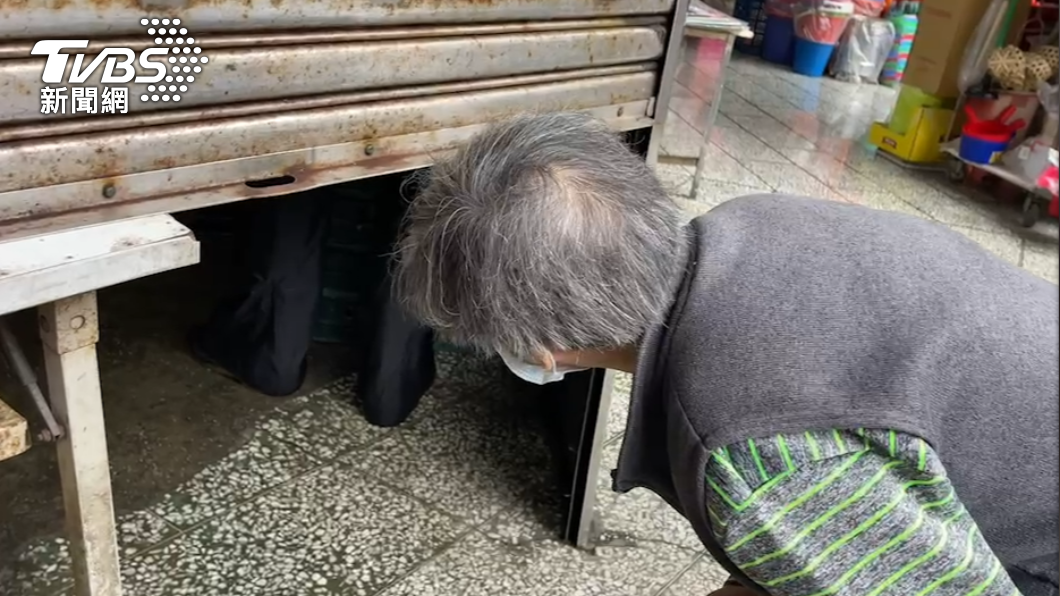 民眾彎下腰伸頭問老闆是否還有蛋。(圖/TVBS)