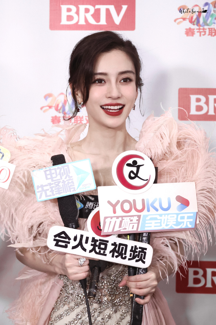 Angelababy前公開活動戴上千萬婚戒。(圖/翻攝自Angelababy微博)