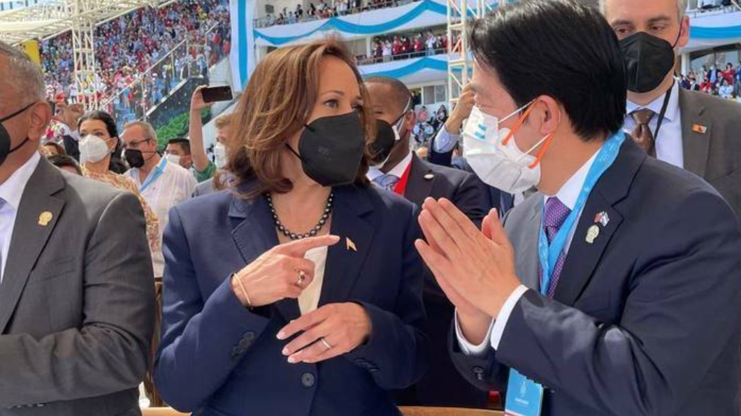 藉友邦總統就職與賀錦麗寒暄 台灣巧遇、過境外交有眉角