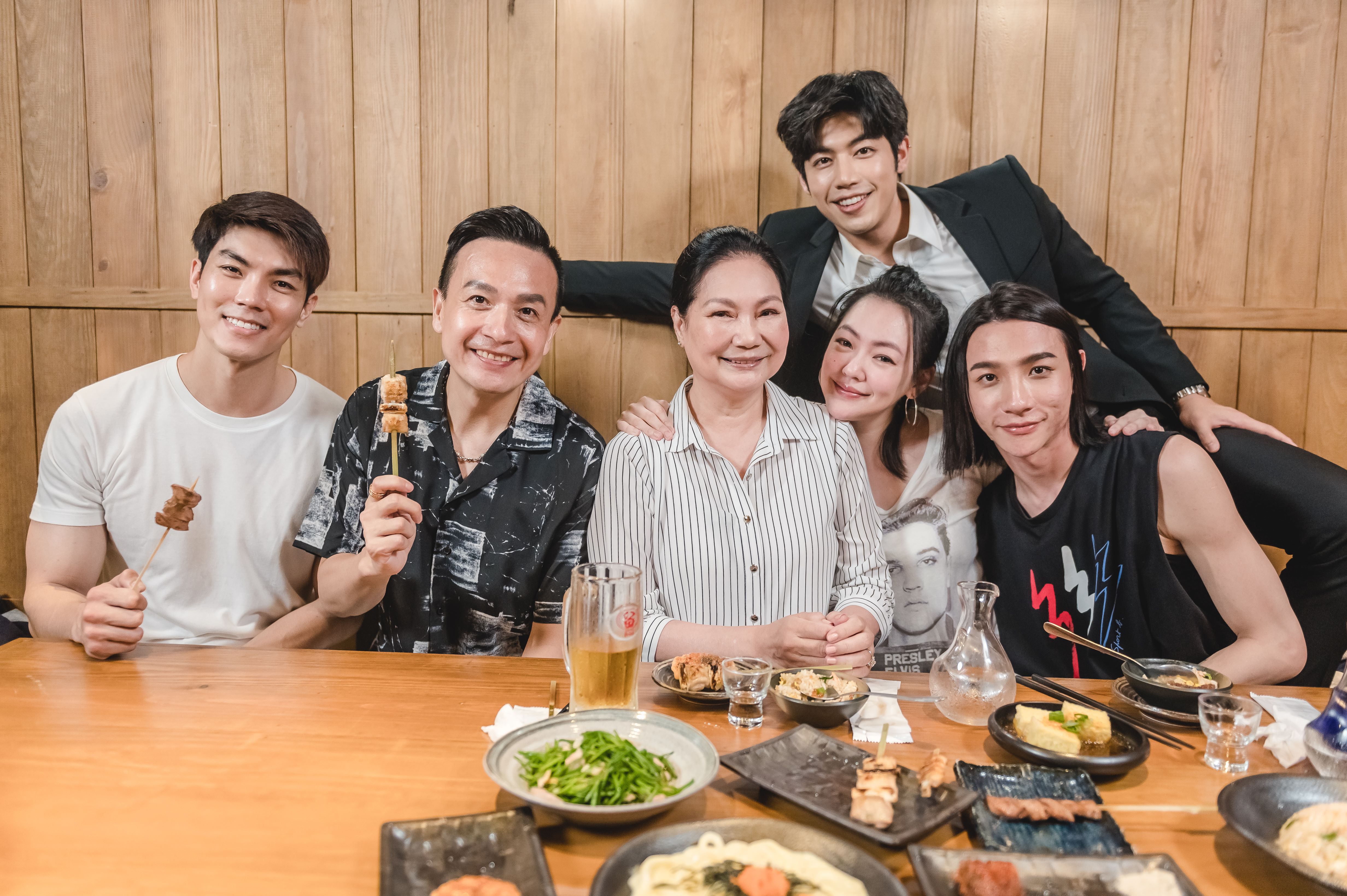 小S替徐媽媽邀請「鮮肉」共度晚餐。(圖/CATCHPLAY提供)