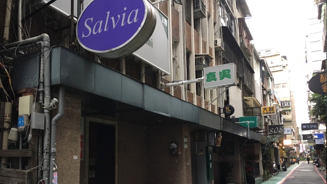 條通商區店面不少日式酒店。(圖/台灣房屋提供)