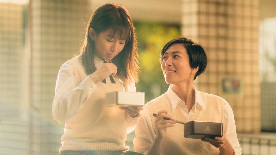 郭書瑤(左)和莫莉飾演從小到大的閨蜜。(圖/皮諾丘電影提供)