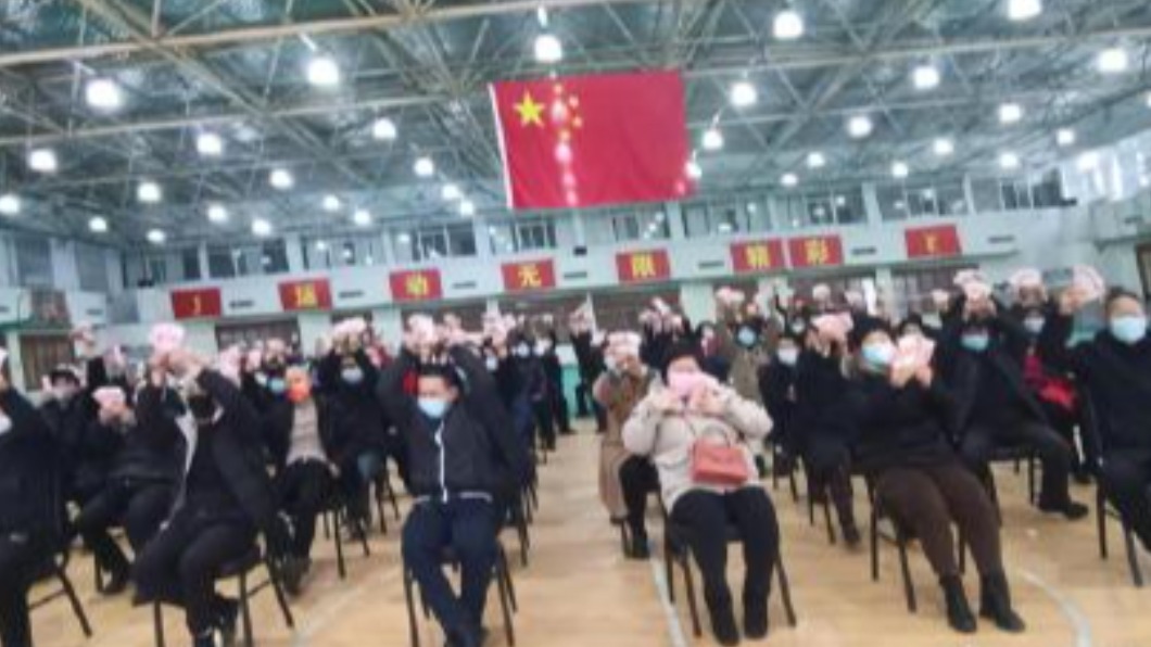 村民拿到福利金後都樂不可支。(圖/翻攝自微博)
