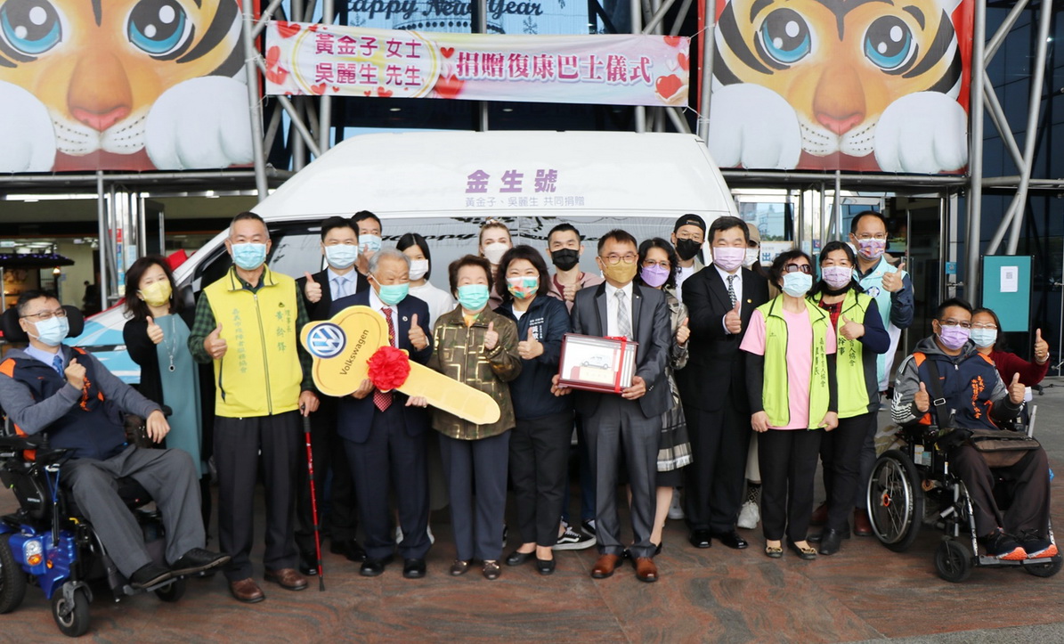 嘉義市長黃敏惠與吳麗生、黃金子及吳明憲等合影。（圖／記者黃昭博攝）