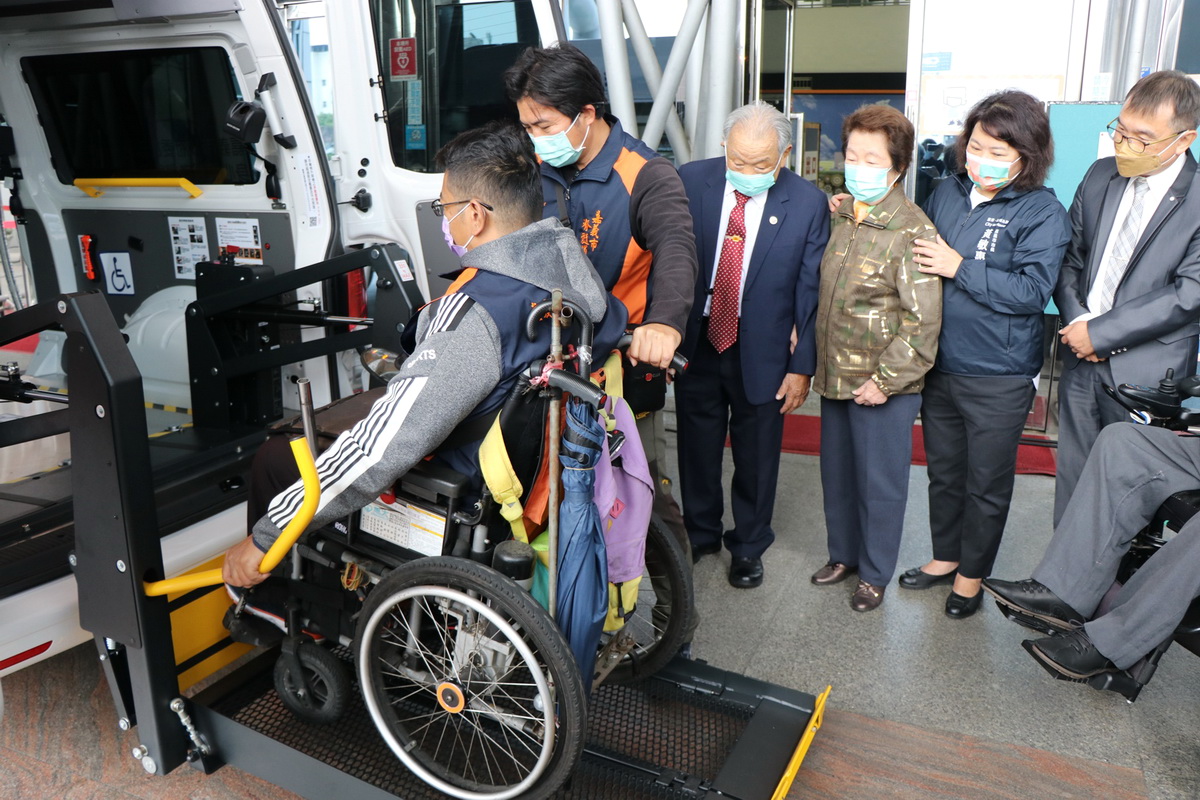 嘉義市長黃敏惠與吳麗生等觀看復康巴士使用情形。（圖／記者黃昭博攝）