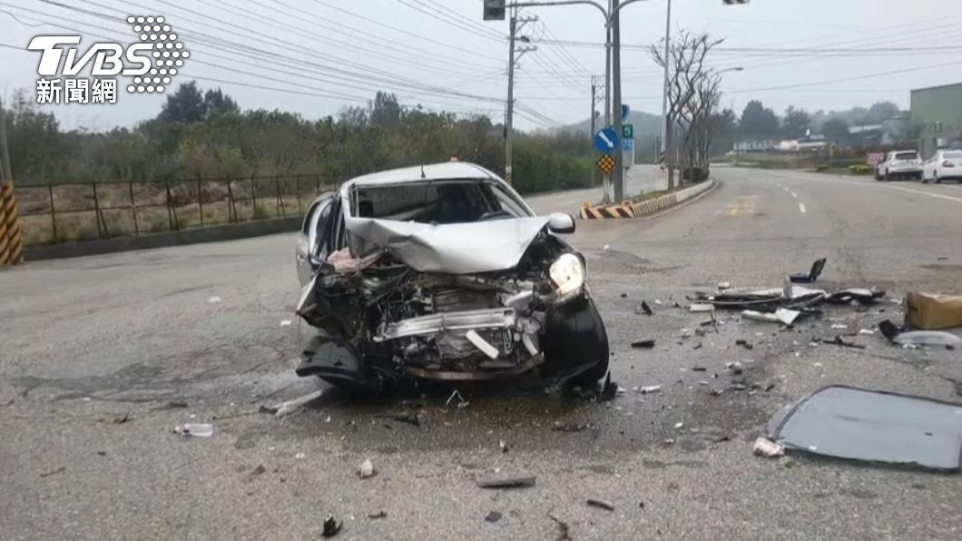 苗栗夫妻開車遭砂石車撞擊 妻死夫重傷 小二兒:「我好想哭」