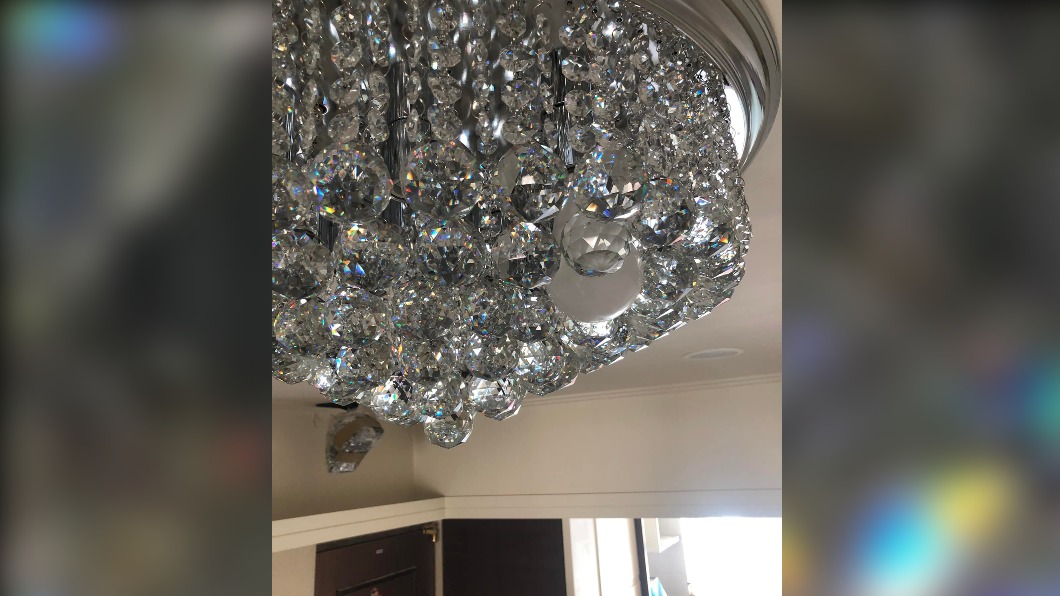 奇葩藝術！水電工裝水晶燈赫見「這傑作」　網笑：長腫瘤