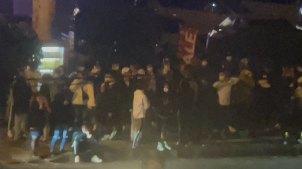 羅生門!沖繩三百惡少深夜尋仇 包圍警署扔雞蛋、砸鞭炮