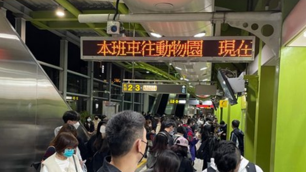 北捷文湖線月台擠滿人潮。（圖／翻攝自PTT）