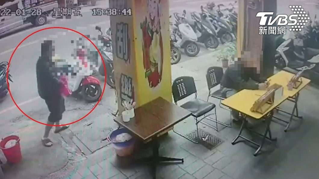 低頭滑手機突被砍2刀 新莊男驚恐轉身:你為何殺我…