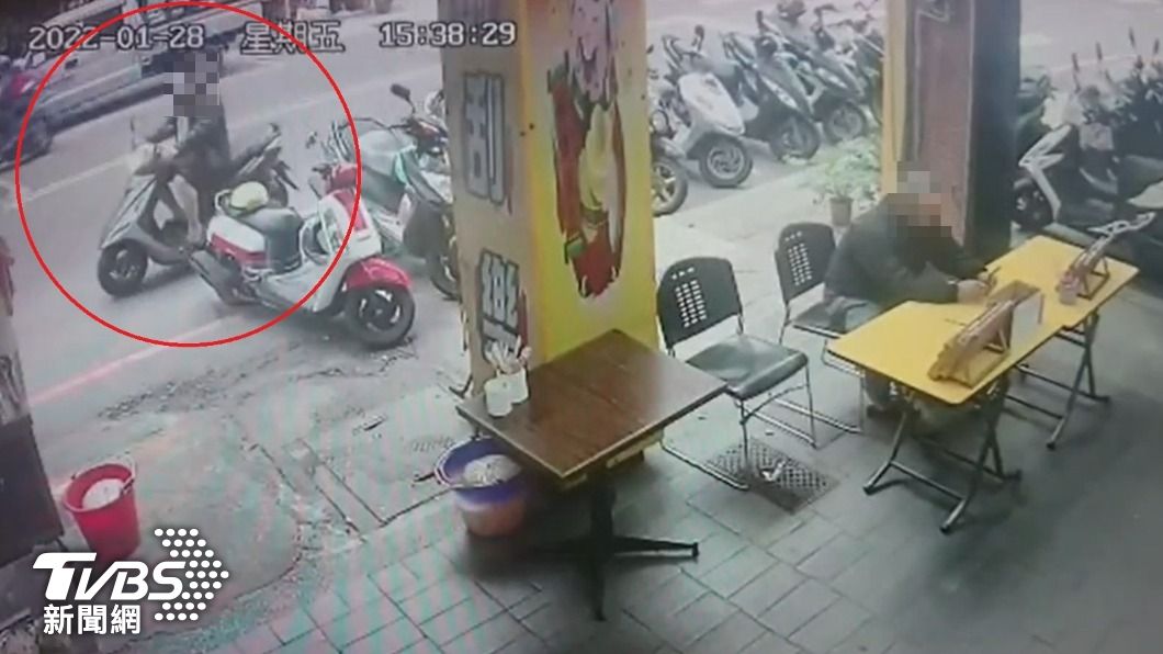 凶手騎機車經過,發現受害男子坐在騎樓。(圖/TVBS)