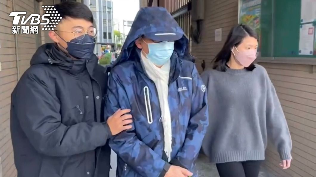宋少卿酒駕被警方上銬帶回。(圖/TVBS資料畫面)