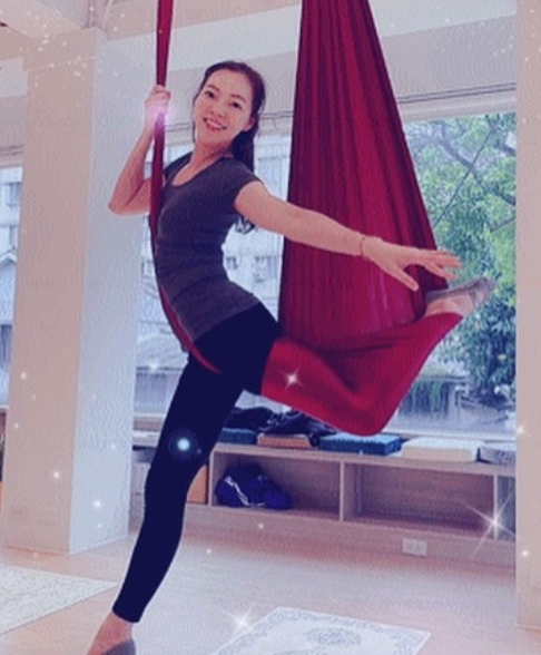 曾馨瑩還會帶著女兒一起上空中瑜珈課。（圖／翻攝自曾馨瑩IG）