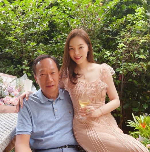 郭台銘與妻子曾馨瑩合影。（圖／翻攝自曾馨瑩IG）
