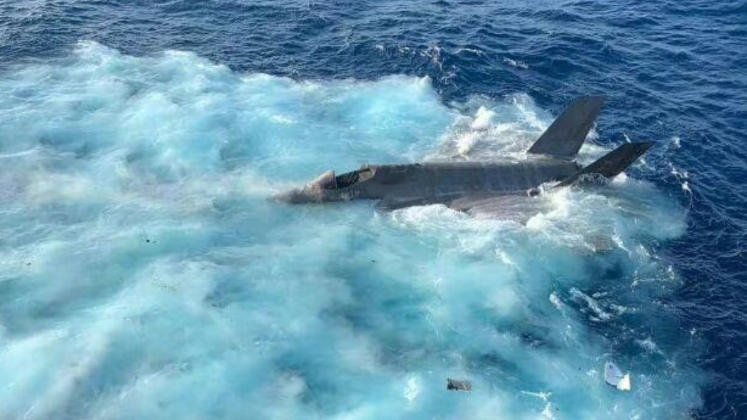 美海軍戰機墜海畫面曝光 降落航母失敗、爆劇烈聲響