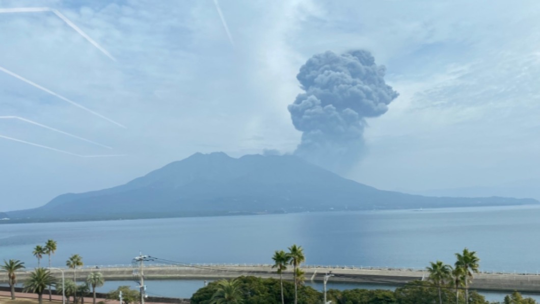 東加爆發影響日本!櫻島、諏訪瀨島火山狂噴 煙柱竄高空