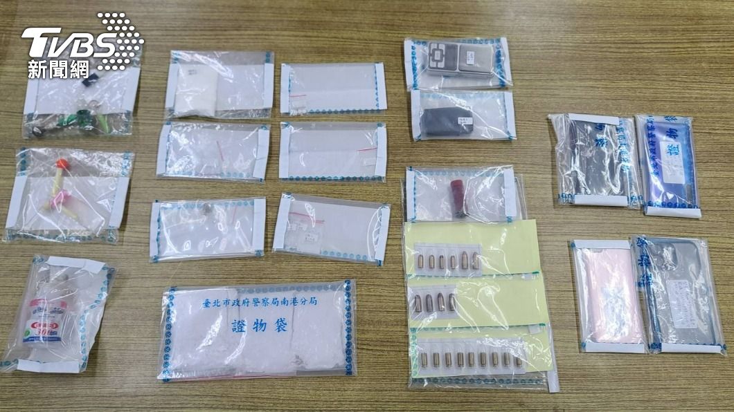 警方帶回相關證物。(圖/TVBS)