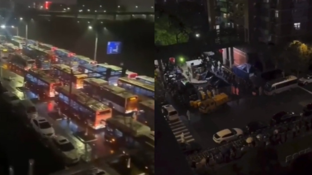民眾拍下數百輛大巴在路上等，民眾從社區走出等著上車。（圖／翻攝自推特）