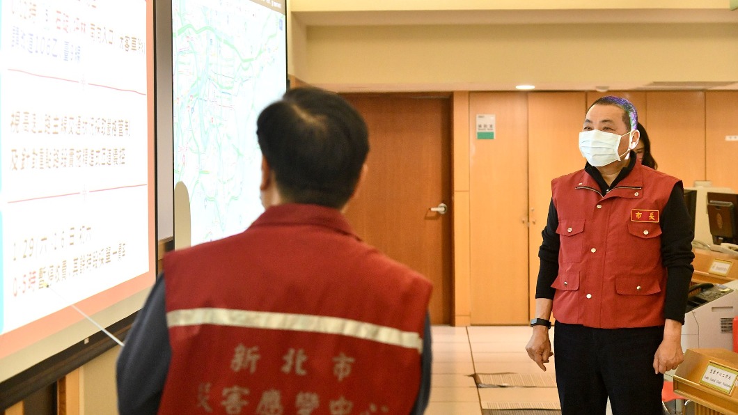 新北市長侯友宜春節連假首日前往交控中心視察，聽取市境道路和國道路況簡報。（圖／新北市政府提供）
