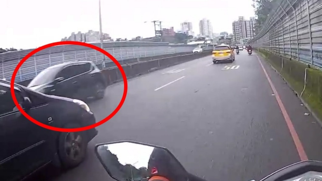 一旁車輛紛紛閃避。(圖/翻攝爆料公社)
