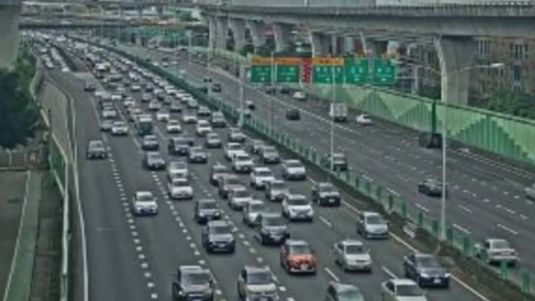 國道一號五股路段大塞車。(圖/國道即時路況)