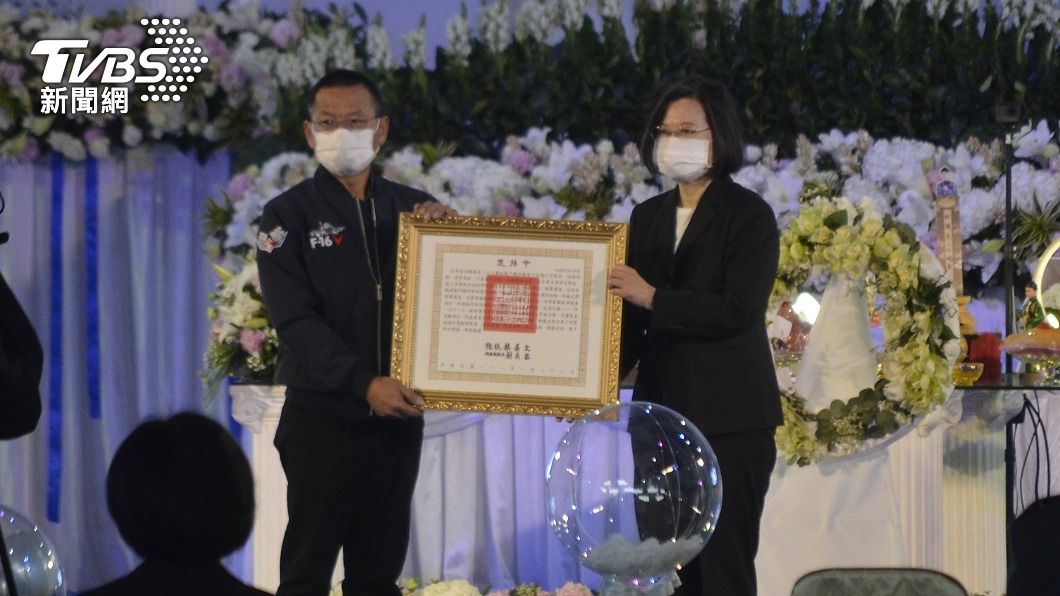 殉職飛官陳奕公祭　蔡英文親頒褒揚令：永遠以你為榮