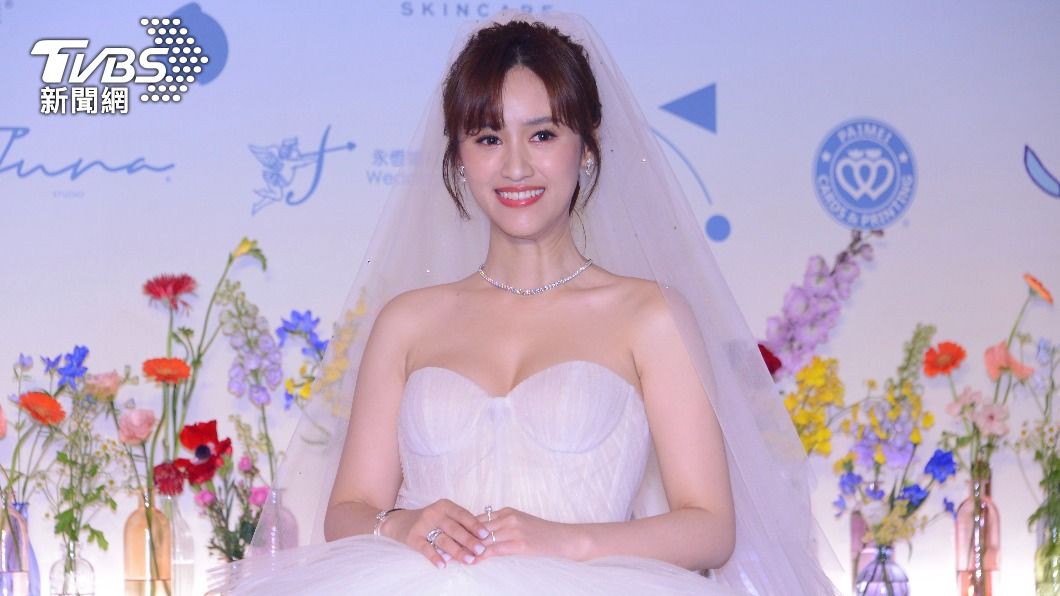 恭喜!吳姍儒大婚絕美登場 披夢幻白紗獻「渾圓雙峰」