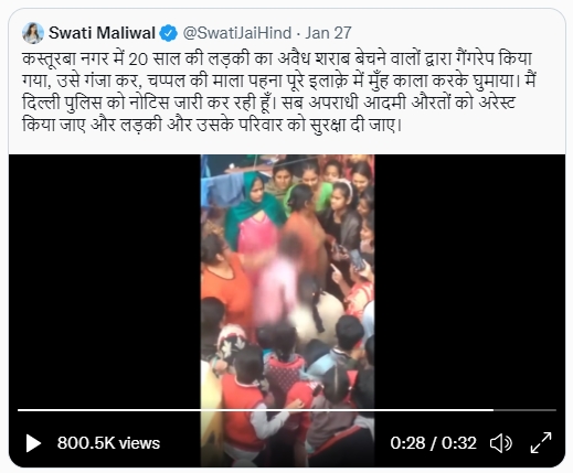 現場群眾圍觀、拍手，還時不時有人伸出手巴她的頭。（圖／翻攝自@SwatiJaiHind推特）