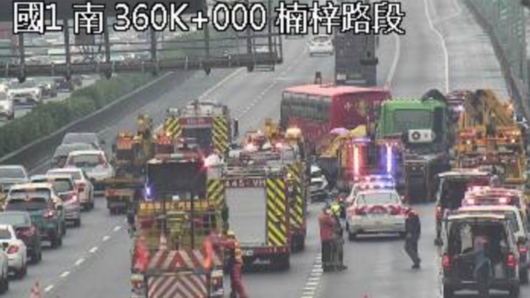 國一楠梓段10車連環撞。（圖／翻攝自高公局）